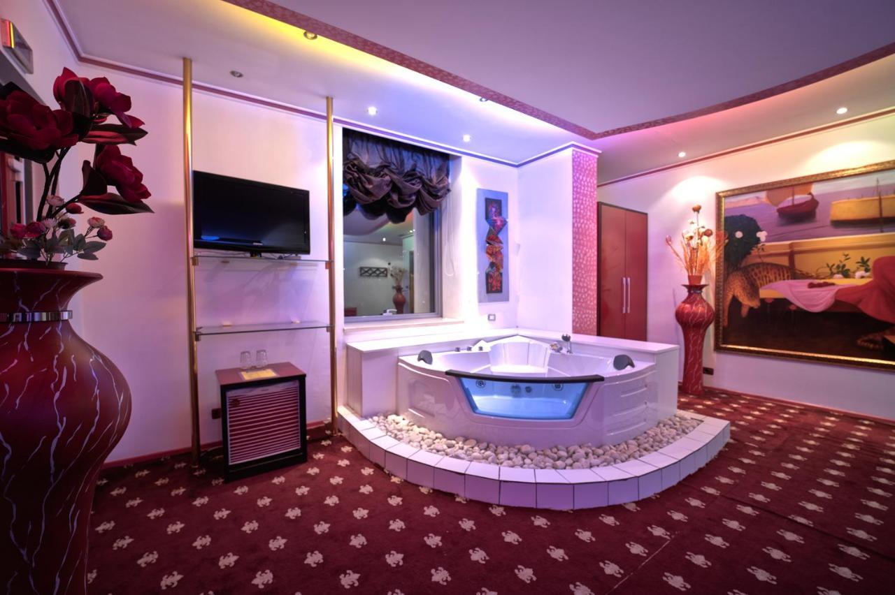 Hotel Rosa Blu Тирана Екстериор снимка